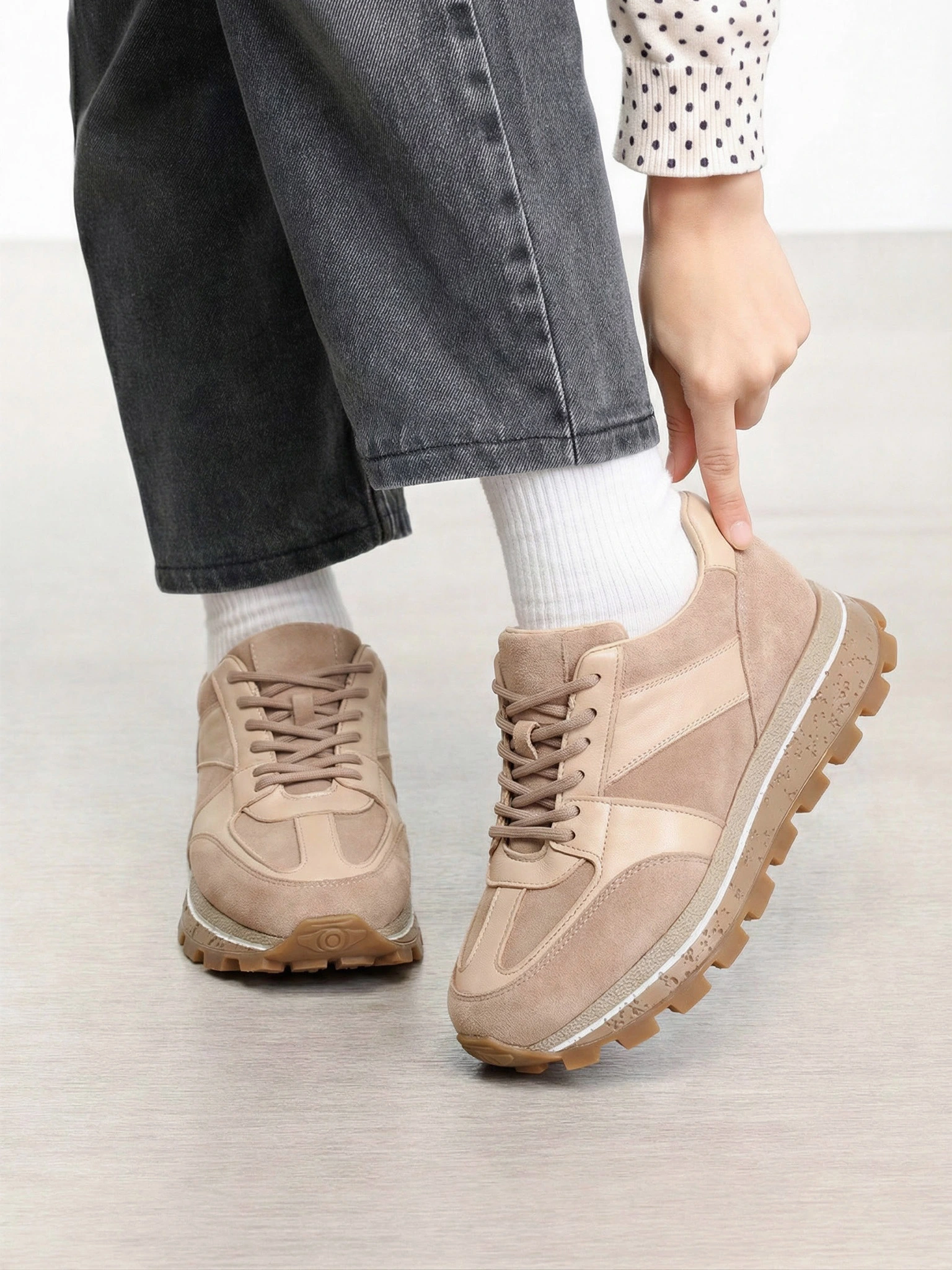 Кроссовки комбинированные бежевого цвета на рельефной подошве